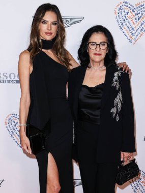 Alessandra Ambrosio ve annesi Lucilda Ambrosio, 2 Haziran 2023 'te Century City, Los Angeles, Kaliforniya, ABD' deki Fairmont Century Plaza 'da düzenlenen 30.. 