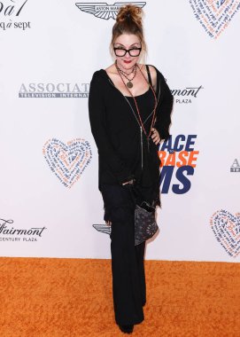 Dedee Pfeiffer, 2 Haziran 2023 'te Fairmont Century Plaza' da düzenlenen 30. Siliş Yarışı 'na geldi..