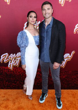 Roselyn Sanchez ve kocası Eric Winter, 9 Haziran 2023 'te Hollywood Lejyon Tiyatrosu' ndaki Hollywood Amerikan Lejyon Karakolu 43 'te düzenlenen Searchlight Pictures' ın 