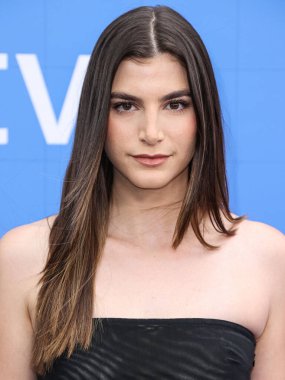 Mia Challis, Apple TV + Ted Lasso 'nun 3. Sezon FYC Kırmızı Halı' sına ulaşır. 10 Haziran 2023 'te Şaban Medya Merkezi' nde yapılan televizyon akademisi Kuzey Hollywood, Los Angeles, Kaliforniya, ABD.