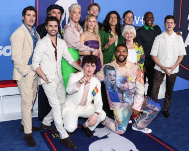 Phil Dunster, Stephen Manas, James Lance, Hannah Waddingham, Juno Temple, Charlie Hiscock, David Elsendoom, Cristo Fernandez, Kola Bokinni, Annette Badland, Jeremy Swift, Moe Jeudy-Lamour ve Billy Harris Apple TV + 's Ted Lasso' nun 3. sezonuna geldiler. 