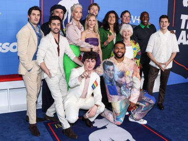 Phil Dunster, Stephen Manas, James Lance, Hannah Waddingham, Juno Temple, Charlie Hiscock, David Elsendoom, Cristo Fernandez, Kola Bokinni, Annette Badland, Jeremy Swift, Moe Jeudy-Lamour ve Billy Harris Apple TV + 's Ted Lasso' nun 3. sezonuna geldiler. 
