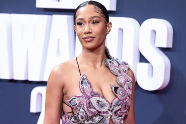 Amerikalı rapçi BIA (Bianca Miquela Landrau), 25 Haziran 2023 tarihinde Los Angeles, Kaliforniya, ABD 'deki Microsoft Theater' da düzenlenen BET Ödülleri 'ne ulaştı..