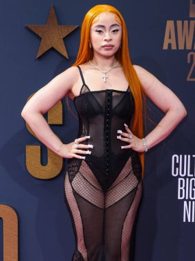 Dolce ve Gabbana giyimli Amerikalı rapçi Ice Spice (Isis Naija Gaston), 25 Haziran 2023 tarihinde Los Angeles, Kaliforniya, ABD 'de Microsoft Theater' da düzenlenen BET Ödülleri 2023 'e ulaştı.. 