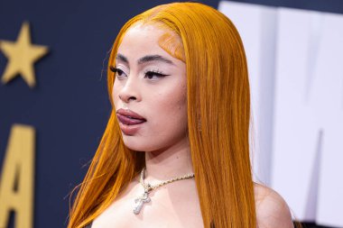 Dolce ve Gabbana giyimli Amerikalı rapçi Ice Spice (Isis Naija Gaston), 25 Haziran 2023 tarihinde Los Angeles, Kaliforniya, ABD 'de Microsoft Theater' da düzenlenen BET Ödülleri 2023 'e ulaştı.. 