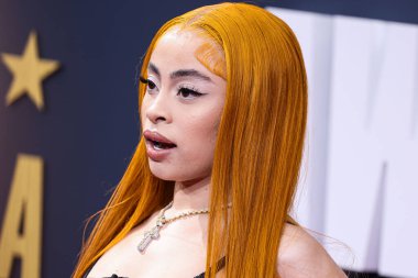 Dolce ve Gabbana giyimli Amerikalı rapçi Ice Spice (Isis Naija Gaston), 25 Haziran 2023 tarihinde Los Angeles, Kaliforniya, ABD 'de Microsoft Theater' da düzenlenen BET Ödülleri 2023 'e ulaştı.. 