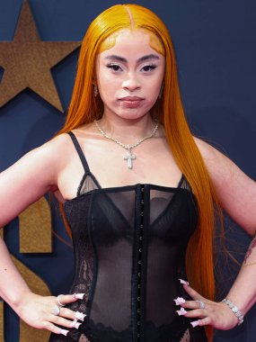 Dolce ve Gabbana giyimli Amerikalı rapçi Ice Spice (Isis Naija Gaston), 25 Haziran 2023 tarihinde Los Angeles, Kaliforniya, ABD 'de Microsoft Theater' da düzenlenen BET Ödülleri 2023 'e ulaştı.. 