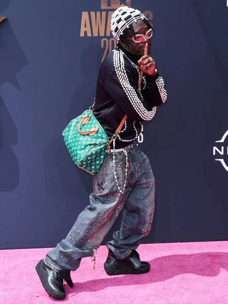 Lil Uzi Vert Φορώντας Louis Vuitton Φτάνει Στα Βραβεία Bet — Φωτογραφία Αρχείου