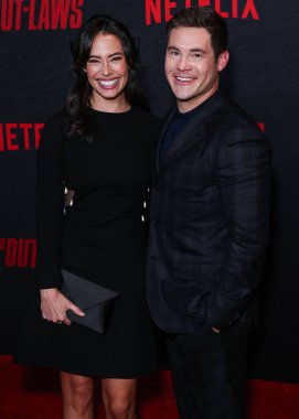 Chloe Bridges ve kocası Adam DeVine, Netflix 'in 26 Haziran 2023' te Los Angeles, Kaliforniya, ABD 'deki Regal LA Live' da gerçekleştirdiği 