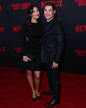 Chloe Bridges ve kocası Adam DeVine, Netflix 'in 26 Haziran 2023' te Los Angeles, Kaliforniya, ABD 'deki Regal LA Live' da gerçekleştirdiği 