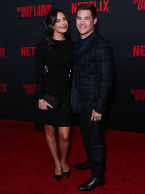 Chloe Bridges ve kocası Adam DeVine, Netflix 'in 26 Haziran 2023' te Los Angeles, Kaliforniya, ABD 'deki Regal LA Live' da gerçekleştirdiği 