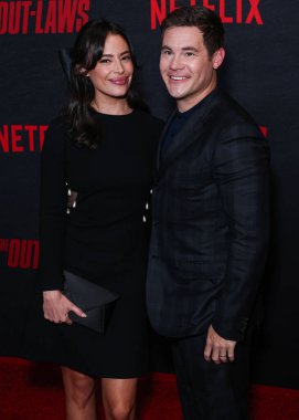 Chloe Bridges ve kocası Adam DeVine, Netflix 'in 26 Haziran 2023' te Los Angeles, Kaliforniya, ABD 'deki Regal LA Live' da gerçekleştirdiği 