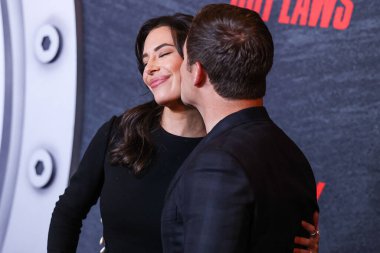 Chloe Bridges ve kocası Adam DeVine, Netflix 'in 26 Haziran 2023' te Los Angeles, Kaliforniya, ABD 'deki Regal LA Live' da gerçekleştirdiği 