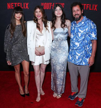 Nina Dobrev, Jackie Sandler, Sadie Sandler ve Adam Sandler Netflix 'in 26 Haziran 2023' te Los Angeles, Kaliforniya, ABD 'deki Regal LA Live' daki 