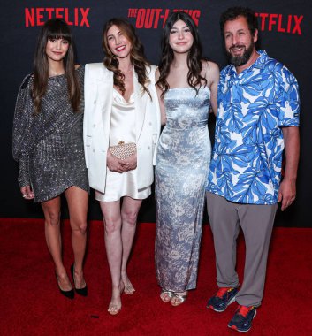 Nina Dobrev, Jackie Sandler, Sadie Sandler ve Adam Sandler Netflix 'in 26 Haziran 2023' te Los Angeles, Kaliforniya, ABD 'deki Regal LA Live' daki 