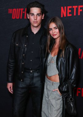 Paris Brosnan ve kız arkadaşı Alex Lee-Aillon, Netflix 'in 26 Haziran 2023' te Los Angeles, Kaliforniya 'da düzenlenen 