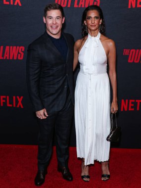 Adam DeVine ve Poorna Jagannathan, Netflix 'in 26 Haziran 2023' te Los Angeles, Kaliforniya, ABD 'de bulunan Regal LA Live' daki 