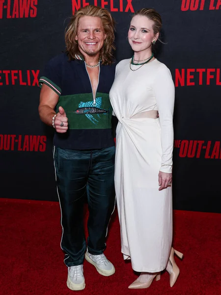 Tony Cavalero Annie Cavalero Chegam Los Angeles Premiere Netflix Out — Fotografia de Stock