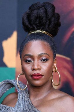 Gaurav Gupta elbisesi giyen Amerikalı aktris Teyonah Parris, Netflix 'in 