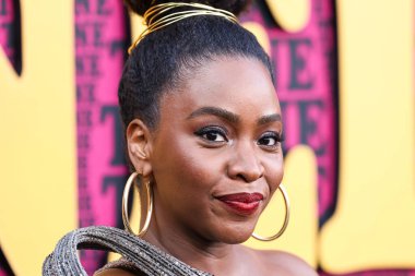 Gaurav Gupta elbisesi giyen Amerikalı aktris Teyonah Parris, Netflix 'in 