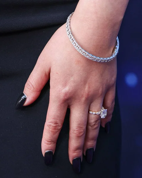 Amerykańska Aktorka Youtuber Lana Condor Christian Siriano Biżuteria Paznokcie Szczegółowo — Zdjęcie stockowe