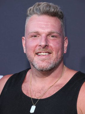 Eski futbolcu ve başlama vuruşu uzmanı Pat McAfee Netflix 'in' Quarterback 'sezonunun Los Angeles Premiere' ine 11 Temmuz 2023 'te Hollywood, Los Angeles' taki Netflix Tudum Tiyatrosu 'nda geldi.