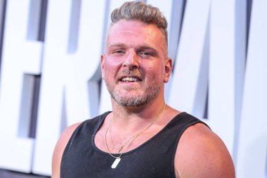 Eski futbolcu ve başlama vuruşu uzmanı Pat McAfee Netflix 'in' Quarterback 'sezonunun Los Angeles Premiere' ine 11 Temmuz 2023 'te Hollywood, Los Angeles' taki Netflix Tudum Tiyatrosu 'nda geldi.