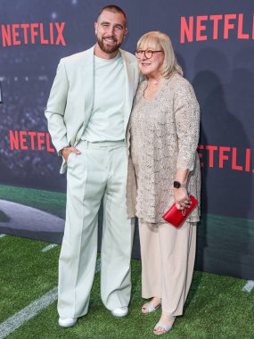  Travis Kelce ve annesi Donna Kelce Netflix 'in' Quarterback 'sezonunun Los Angeles Premiere' ine 11 Temmuz 2023 'te Hollywood, Los Angeles' taki Netflix Tudum Tiyatrosu 'nda geldiler.