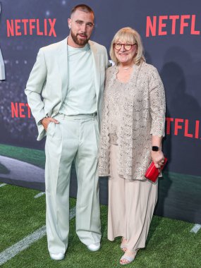  Travis Kelce ve annesi Donna Kelce Netflix 'in' Quarterback 'sezonunun Los Angeles Premiere' ine 11 Temmuz 2023 'te Hollywood, Los Angeles' taki Netflix Tudum Tiyatrosu 'nda geldiler.