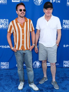 Amerikalı oyuncular Aaron Paul ve Bryan Cranston, Kershaw 'ın 10. Geleneksel Ping Pong 4 Yardım Etkinliği 2023 Ünlüler Turnuvası' na 27 Temmuz 2023 'te Elysian Park, Los Angeles, Kaliforniya, ABD' de düzenlenen Dodger Stadyumu 'nda geldiler..