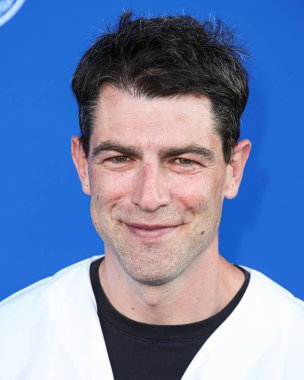 Amerikalı aktör Max Greenfield, 27 Temmuz 2023 'te Elysian Park, Los Angeles, Kaliforniya, ABD' deki Dodger Stadyumu 'nda düzenlenen 10..