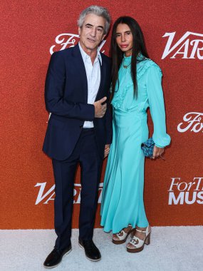 Dermot Mulroney ve Tharita Cesaroni, 10 Ağustos 2023 'te NeueHouse Los Angeles' ta düzenlenen Variety 2023 Power of Young Hollywood Kutlamasına katıldılar.. 