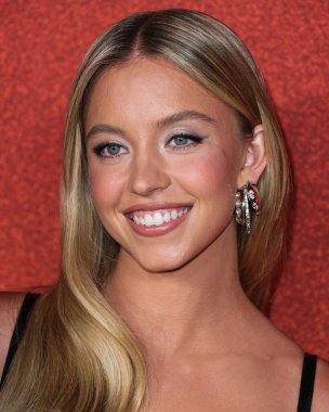 Mara Paris ve Ralph Masri yüzüklerini takan Amerikalı aktris Sydney Sweeney, 10 Ağustos 2023 'te NeueHouse Los Angeles' ta düzenlenen Variety 2023 Power of Young Hollywood Kutlamasına geldi..