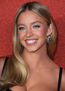 Mara Paris ve Ralph Masri yüzüklerini takan Amerikalı aktris Sydney Sweeney, 10 Ağustos 2023 'te NeueHouse Los Angeles' ta düzenlenen Variety 2023 Power of Young Hollywood Kutlamasına geldi..