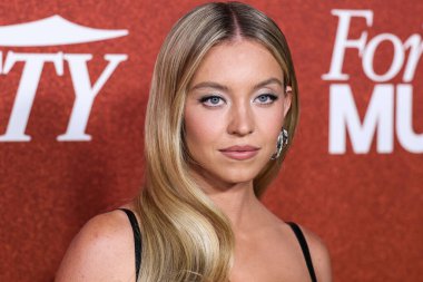 Mara Paris ve Ralph Masri yüzüklerini takan Amerikalı aktris Sydney Sweeney, 10 Ağustos 2023 'te NeueHouse Los Angeles' ta düzenlenen Variety 2023 Power of Young Hollywood Kutlamasına geldi.. 