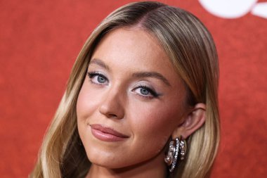 Mara Paris ve Ralph Masri yüzüklerini takan Amerikalı aktris Sydney Sweeney, 10 Ağustos 2023 'te NeueHouse Los Angeles' ta düzenlenen Variety 2023 Power of Young Hollywood Kutlamasına geldi.. 