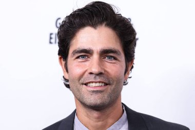 Amerikalı aktör, yapımcı, yönetmen ve müzisyen Adrian Grenier, 18 Ağustos 2023 'te Beverly Hills, Los Angeles, Kaliforniya, ABD' de düzenlenen 23. Harold ve Carole Pompa Vakfı galasına geldi..