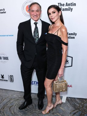 Dr. Terry Dubrow ve Heather Dubrow, 18 Ağustos 2023 'te Beverly Hilton Oteli' nde düzenlenen 23. Harold ve Carole Pompa Vakfı Galası 'na geldiler.. 