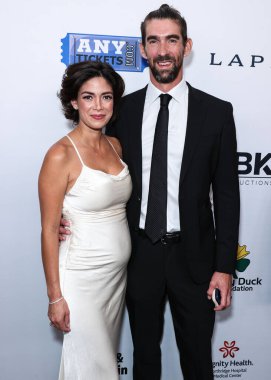 Nicole Johnson ve eski Amerikalı yüzücü Michael Phelps, 18 Ağustos 2023 'te Beverly Hills, Los Angeles, Kaliforniya, ABD' de düzenlenen 23. Geleneksel Harold ve Carole Pompa Vakfı Galasına geldiler.