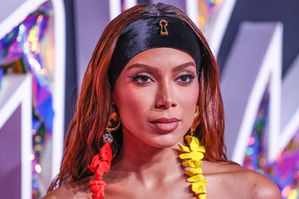 Schiaparelli giyen Anitta, 12 Eylül 2023 tarihinde Newark, New Jersey 'de Prudential Center' da düzenlenen 2023 MTV Video Müzik Ödülleri 'ne ulaştı..