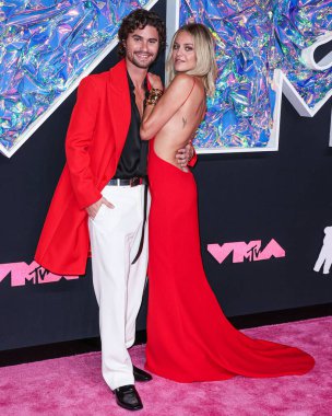 Chase Stokes ve Kelsea Ballerini, 12 Eylül 2023 tarihinde Newark, New Jersey, ABD 'deki Prudential Center' da düzenlenen 2023 MTV Video Müzik Ödülleri 'ne geldiler..