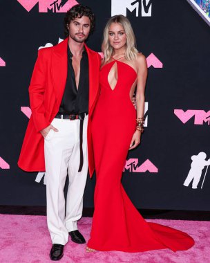 Chase Stokes ve Kelsea Ballerini, 12 Eylül 2023 tarihinde Newark, New Jersey, ABD 'deki Prudential Center' da düzenlenen 2023 MTV Video Müzik Ödülleri 'ne geldiler..