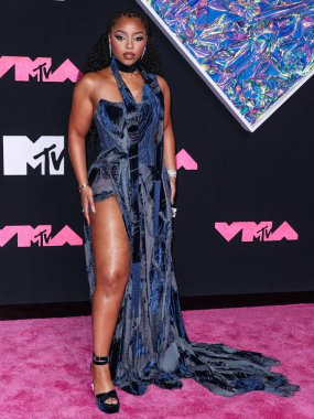 Roberto Cavalli marka kot elbise giyen Chloe Bailey, 12 Eylül 2023 'te Newark, New Jersey, ABD' deki Prudential Center 'da düzenlenen 2023 MTV Video Müzik Ödülleri' ne geldi..