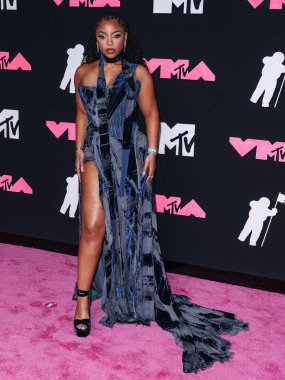 Roberto Cavalli marka kot elbise giyen Chloe Bailey, 12 Eylül 2023 'te Newark, New Jersey, ABD' deki Prudential Center 'da düzenlenen 2023 MTV Video Müzik Ödülleri' ne geldi..