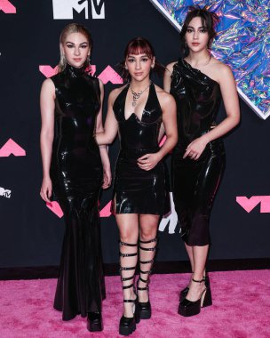The Warning 'den Daniela Villarreal, Paulina Villarreal ve Alejandra Villarreal, 12 Eylül 2023 tarihinde Newark, New Jersey, ABD' de düzenlenen 2023 MTV Video Müzik Ödülleri 'ne geldiler..