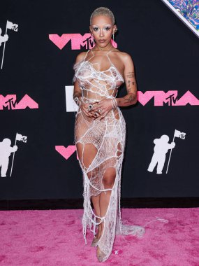 Monse giyen Doja Cat, 12 Eylül 2023 tarihinde Newark, New Jersey 'de Prudential Center' da düzenlenen 2023 MTV Video Müzik Ödülleri 'ne ulaştı..