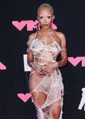 Monse giyen Doja Cat, 12 Eylül 2023 tarihinde Newark, New Jersey 'de Prudential Center' da düzenlenen 2023 MTV Video Müzik Ödülleri 'ne ulaştı..