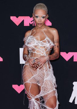 Monse giyen Doja Cat, 12 Eylül 2023 tarihinde Newark, New Jersey 'de Prudential Center' da düzenlenen 2023 MTV Video Müzik Ödülleri 'ne ulaştı..