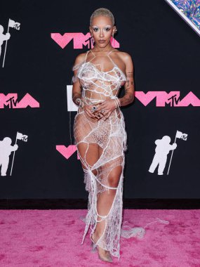 Monse giyen Doja Cat, 12 Eylül 2023 tarihinde Newark, New Jersey 'de Prudential Center' da düzenlenen 2023 MTV Video Müzik Ödülleri 'ne ulaştı..