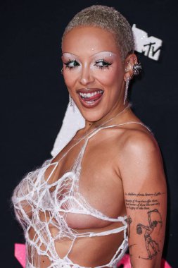 Monse giyen Doja Cat, 12 Eylül 2023 tarihinde Newark, New Jersey 'de Prudential Center' da düzenlenen 2023 MTV Video Müzik Ödülleri 'ne ulaştı..